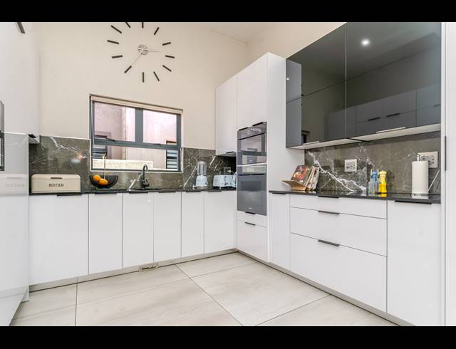 5 BEDROOM HOUSE FOR SALE IN BLUE VALLEY GOLF ESTATE